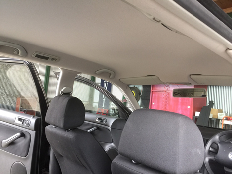 フォルクスワーゲン「ゴルフ IV」天井　スエード調　貼り替えの施工前